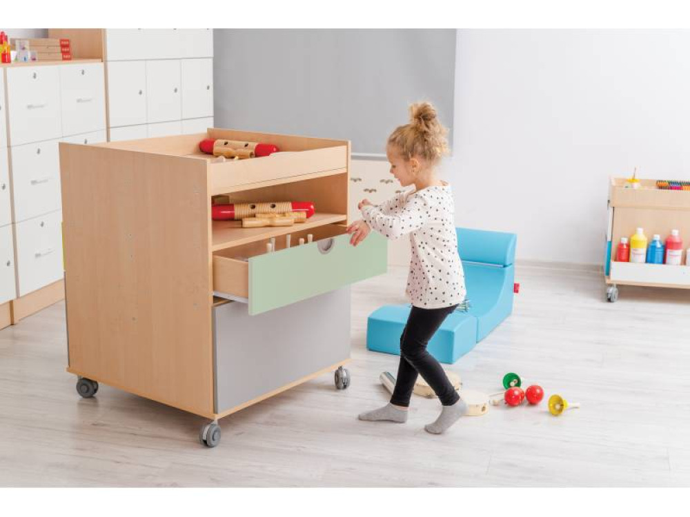 Cubo. Cabinet with musical instruments
