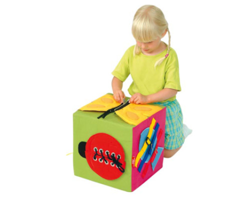 Manipulation cube with butterfly