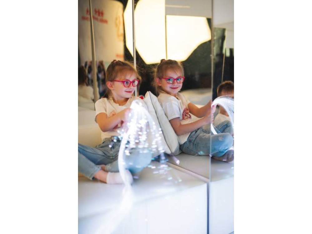 Low square mattress module. White world experience room