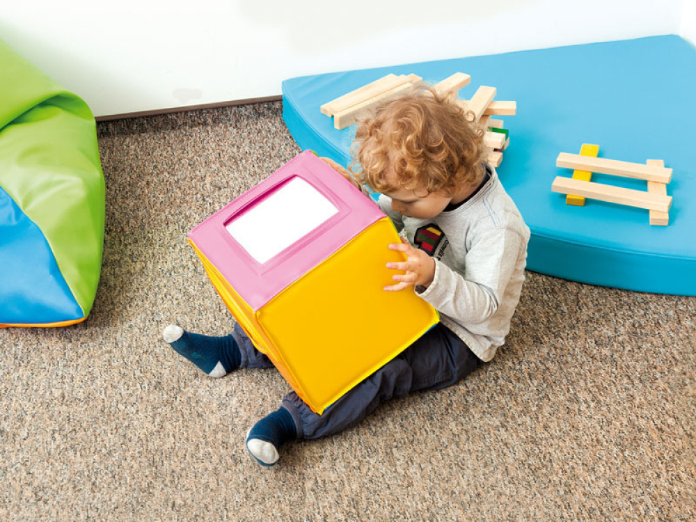 Foam cube with mirrors