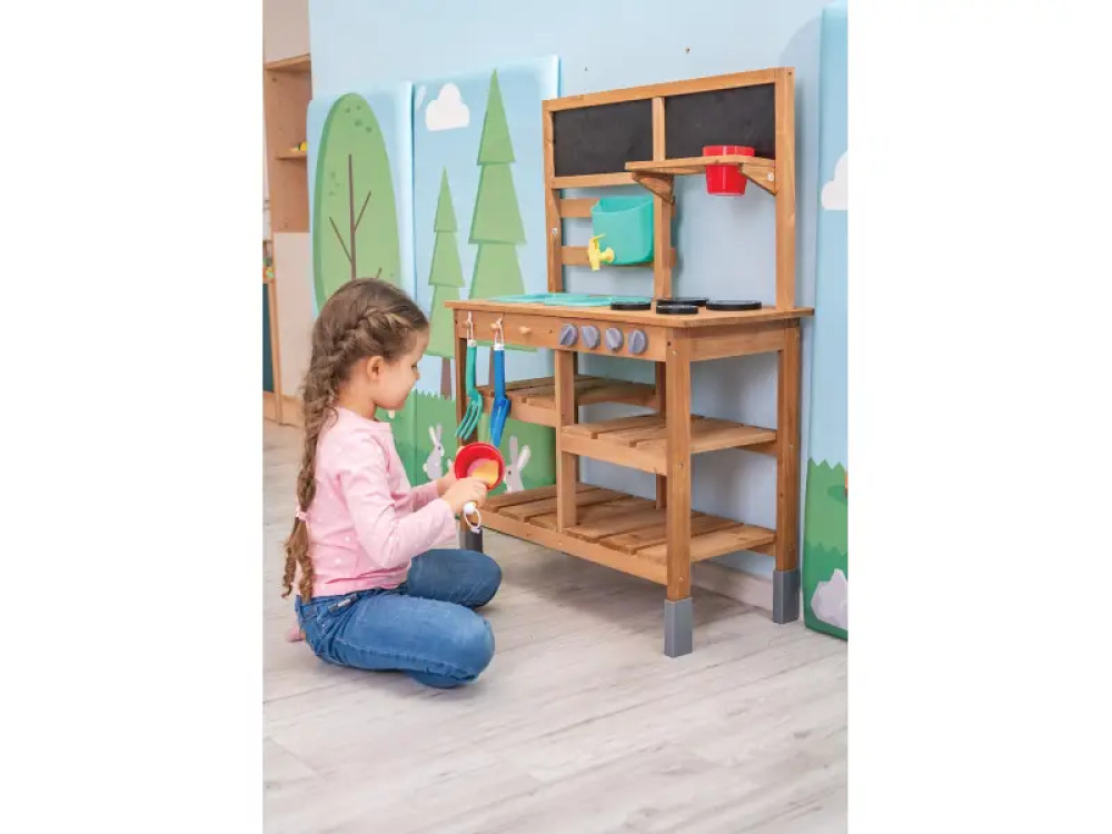 Garden kitchen with chalk boards