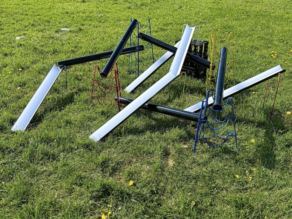 Triple Sided Metal Water Channel Stands (3 x 43cm tall)