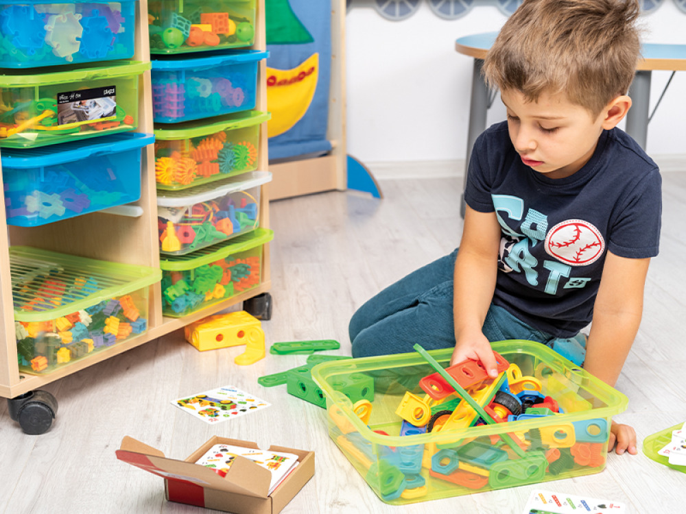 Maxi mobile cabinet with bricks and plastic containers