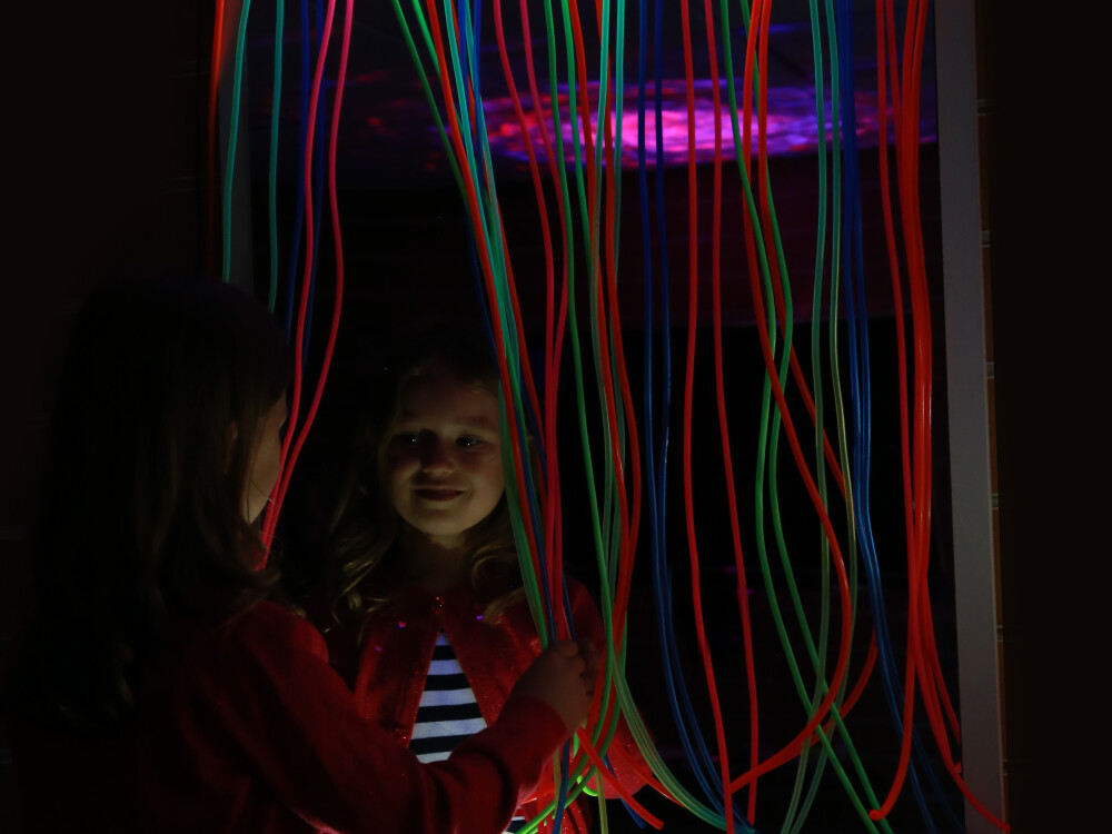 Uv Mirror With Strands - 100 X 70cm Includes Uv Light Strip. (eu Adapter And Converter)
