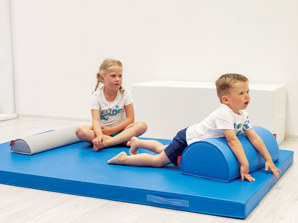Anti-slip gymnastics mat with handles. Blue